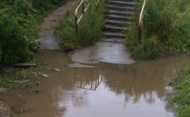 Шахтерский проезд в Скуратово заливает водой по щиколотку
