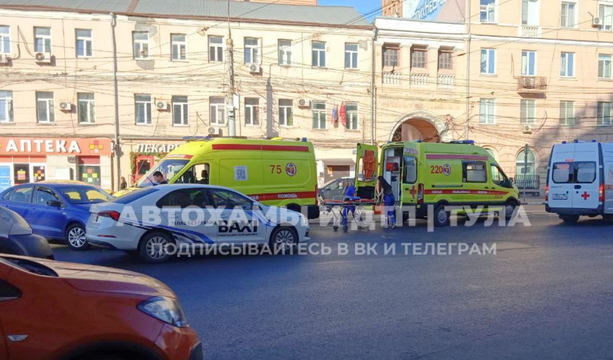 В Туле на улице Советской машина скорой помощи с пациентом попала в ДТП 