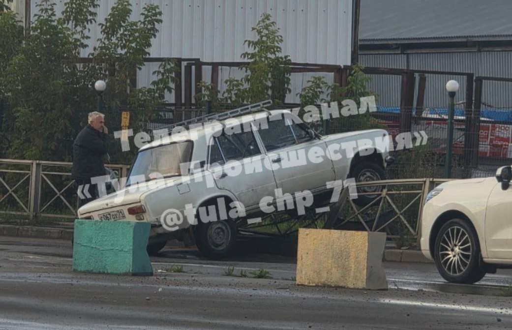 На Одоевском шоссе «копейка» «запрыгнула» на забор