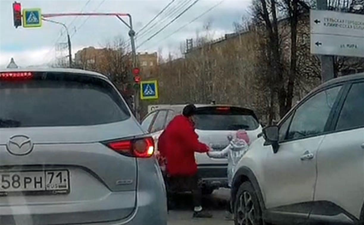 В Туле пешеход с ребенком нарушила ПДД и едва не попала под машину: видео