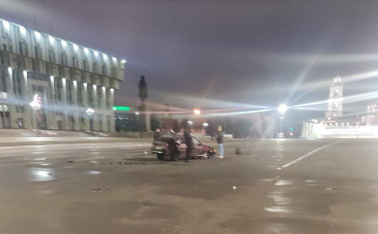 В Туле «Лада» снесла бетонную полусферу и вылетела на площадь Ленина