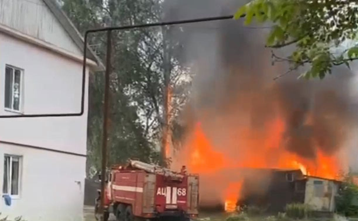 В Богородицке подожгли блок сараев: видео - Новости Тулы и области.  Криминал - MySlo.ru