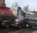 На ул. Советской в Туле столкнулись бензовоз и две легковушки