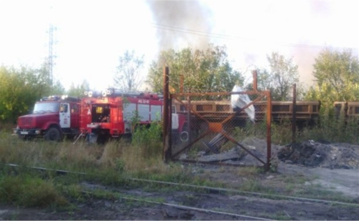 Больше часа спасатели борются с огнем на Косой Горе