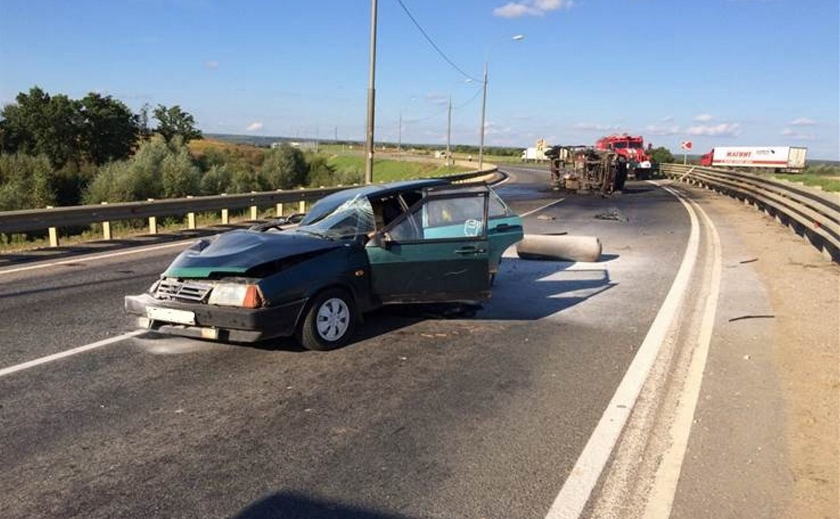 При столкновении грузовика и «девятки» на трассе «Крым» пострадали несколько человек