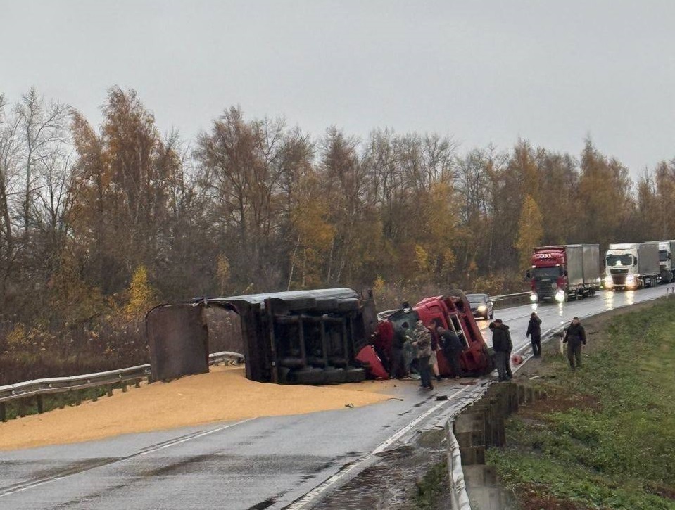 Под Тулой погиб водитель опрокинувшегося грузовика с песком