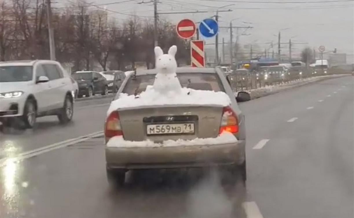 В Туле заметили Hyundai со снеговиком на багажнике