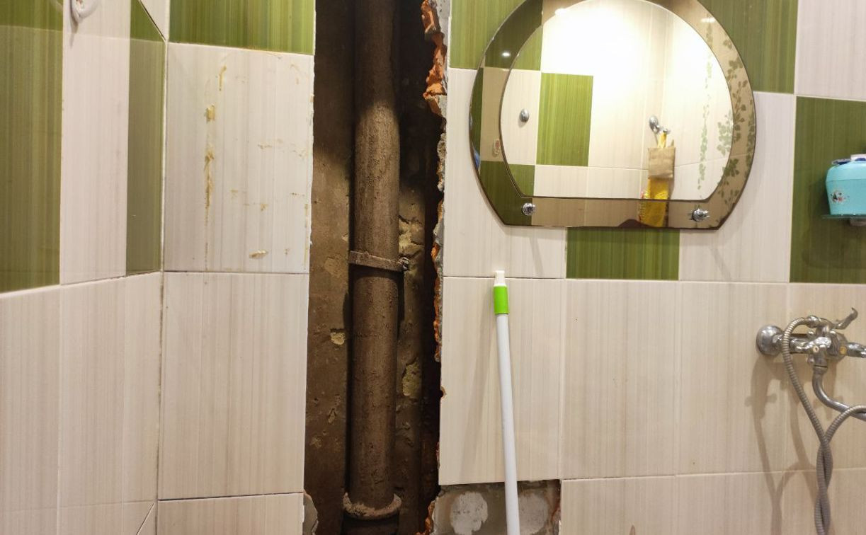 Тулячке сломали стену в туалете и перекрыли воду на месяц, пока она лежала в больнице
