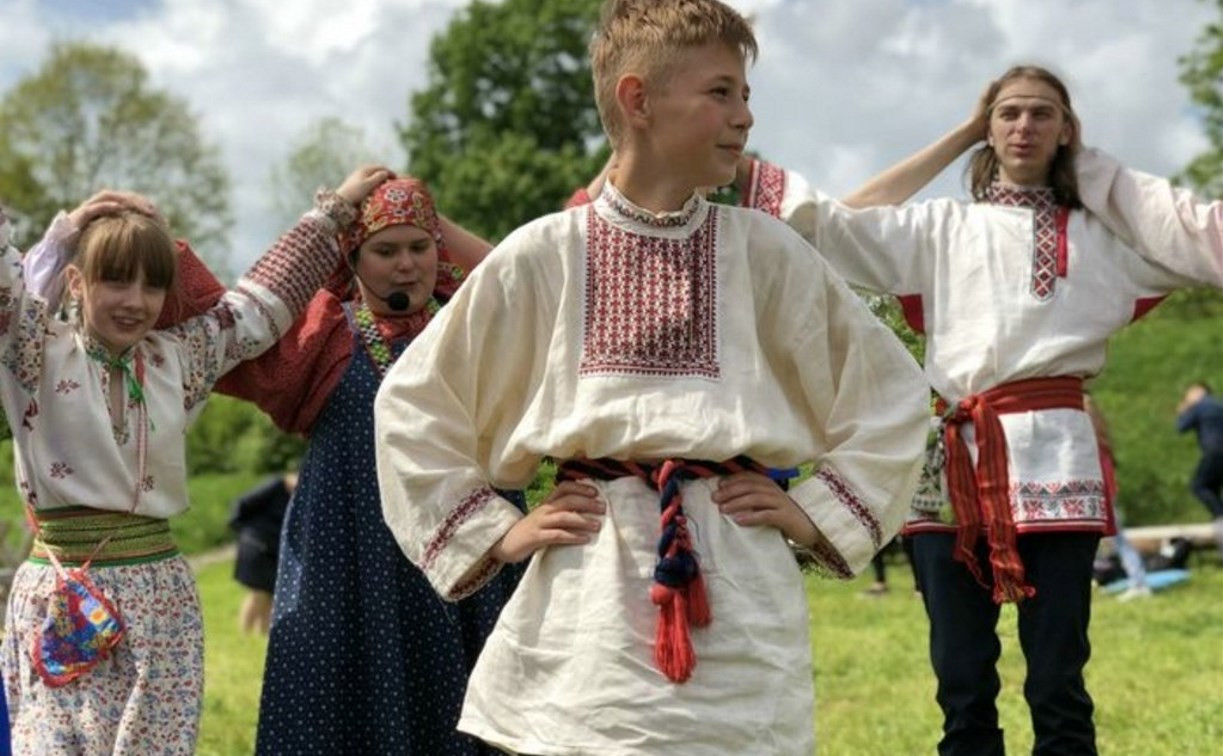 В Ясной Поляне прошел фестиваль молодежных фольклорных ансамблей «Молодо-зелено»