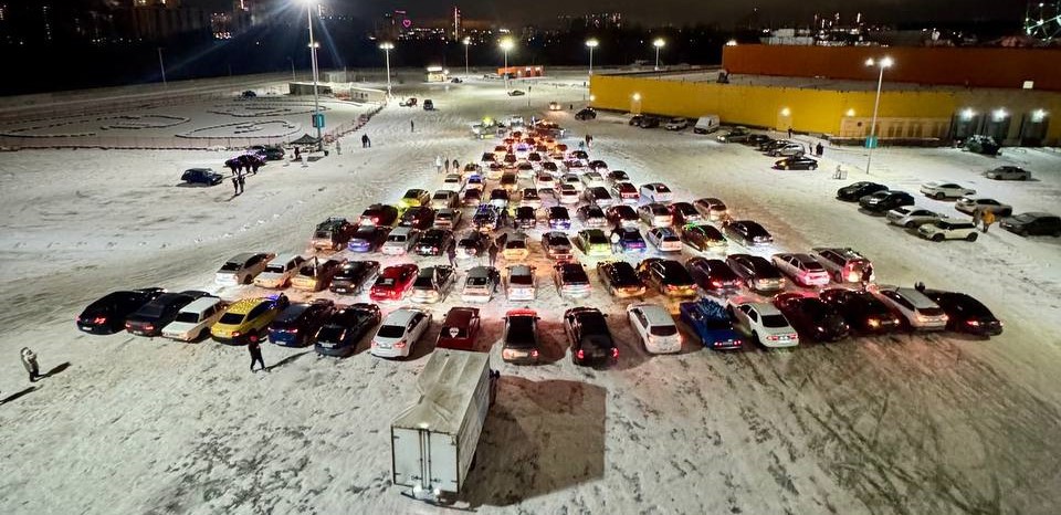 На площадке перед ТРЦ «Макси» выстроилась «Автоёлка» из 100 машин