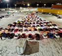 На площадке перед ТРЦ «Макси» выстроилась «Автоёлка» из 100 машин