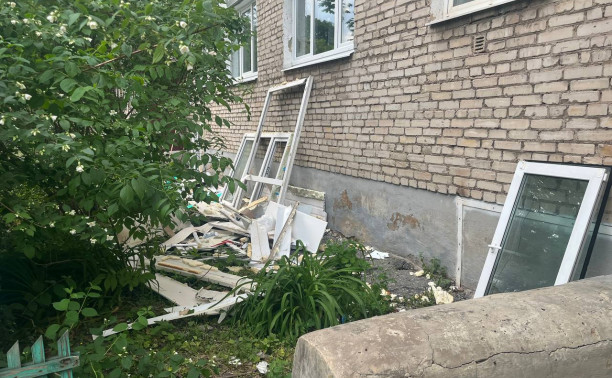 В повреждённой беспилотником пятиэтажке на Металлургов меняют окна