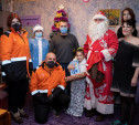 Дед Мороз и Снегурочка вручили подарки юным жителям Пролетарского района