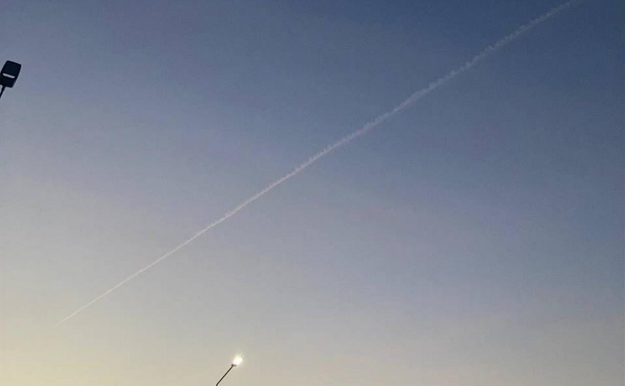 «НЛО или метеор?»: туляки в соцсетях обсуждают загадочные белые полосы в небе