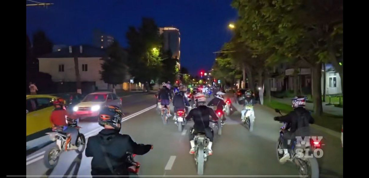 Банда питбайкеров-тиктокеров гоняет по ночной Туле