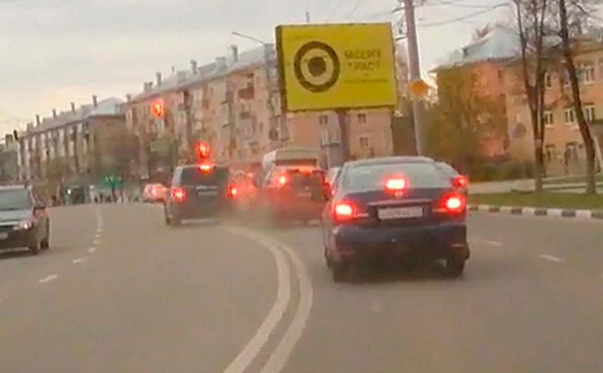 В Туле лихач на Honda Pilot пролетел по встречке и устроил ДТП: видео