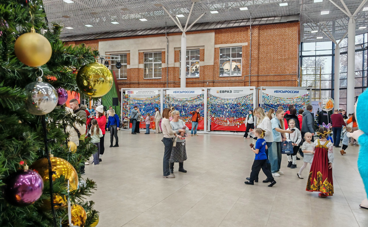 Фестиваль «Шар-папье»: Тульский кремль украсили огромные новогодние бусы