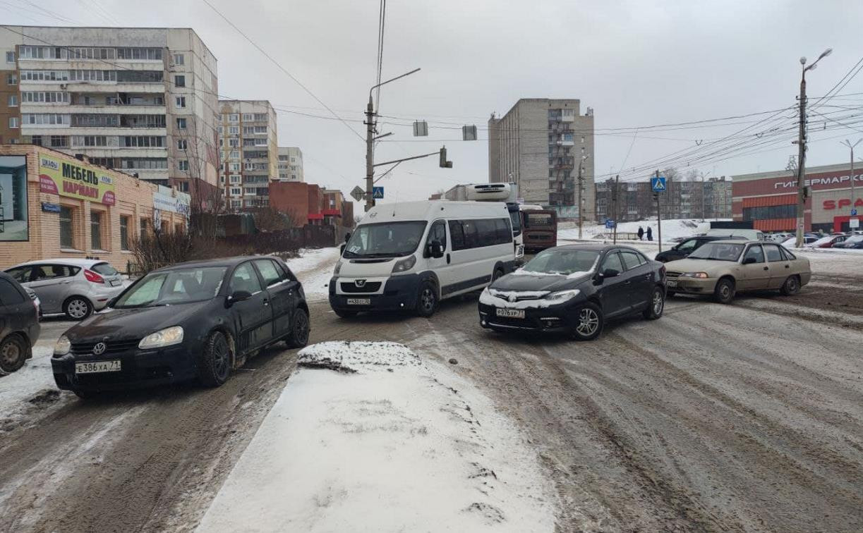 Автобус перегородил дорогу на ул. Металлургов: водители объезжают ДТП по тротуару