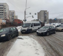 Автобус перегородил дорогу на ул. Металлургов: водители объезжают ДТП по тротуару