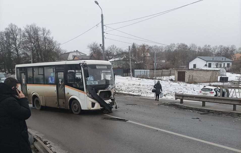 На Щекинском шоссе автобус жестко столкнулся с иномаркой