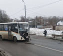 На Щекинском шоссе автобус жестко столкнулся с иномаркой