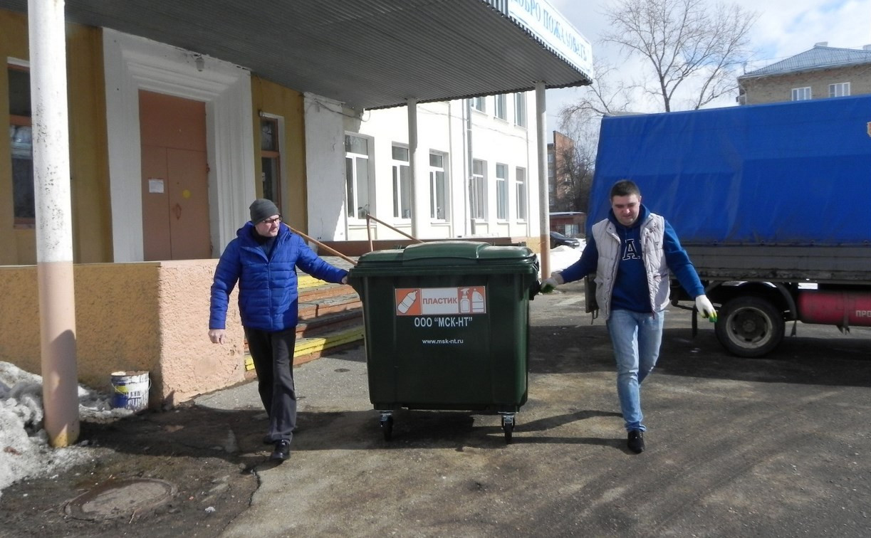 Регоператор ООО «МСК-НТ» установил первые контейнеры для сбора пластика возле школ Новомосковска