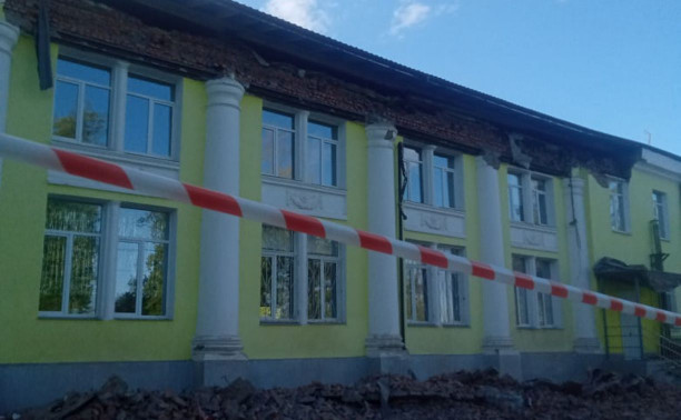 В Ясногорске с фасада здания ДК обрушился карниз