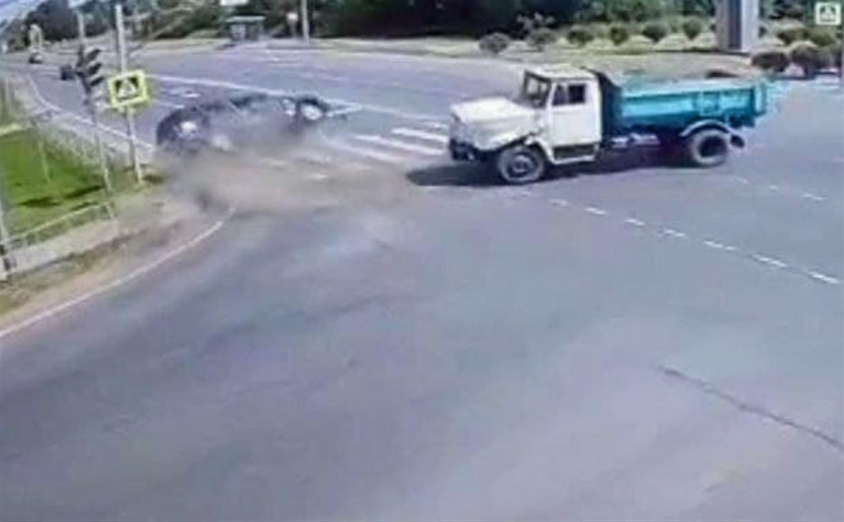 В поселке Первомайском грузовик перевернул кроссовер: видео момента ДТП