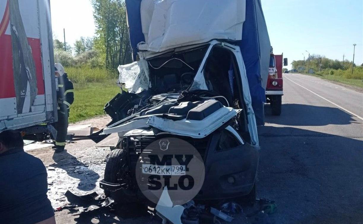 В Тульской области водитель «Газели» заснул за рулем и врезался в фуру