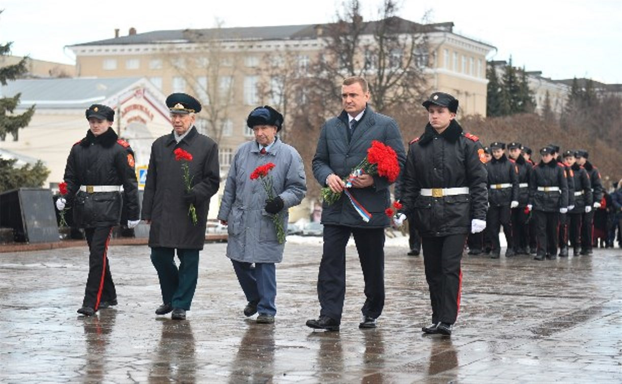 Алексей Дюмин возложил цветы к памятнику на площади Победы в Туле 