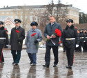 Алексей Дюмин возложил цветы к памятнику на площади Победы в Туле 