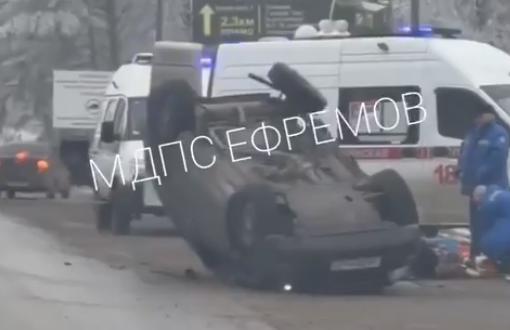 В Ефремове легковушка опрокинулась на крышу