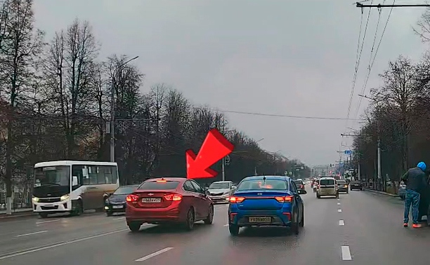 На пр. Ленина водитель решил «добить» ситуацию с отключившимся светофором