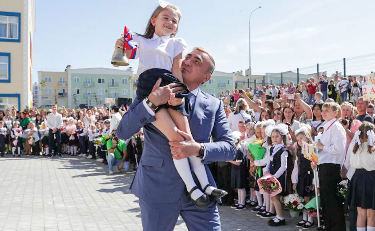 Алексей Дюмин посетил торжественную линейку в новой школе в микрорайоне Северная Мыза