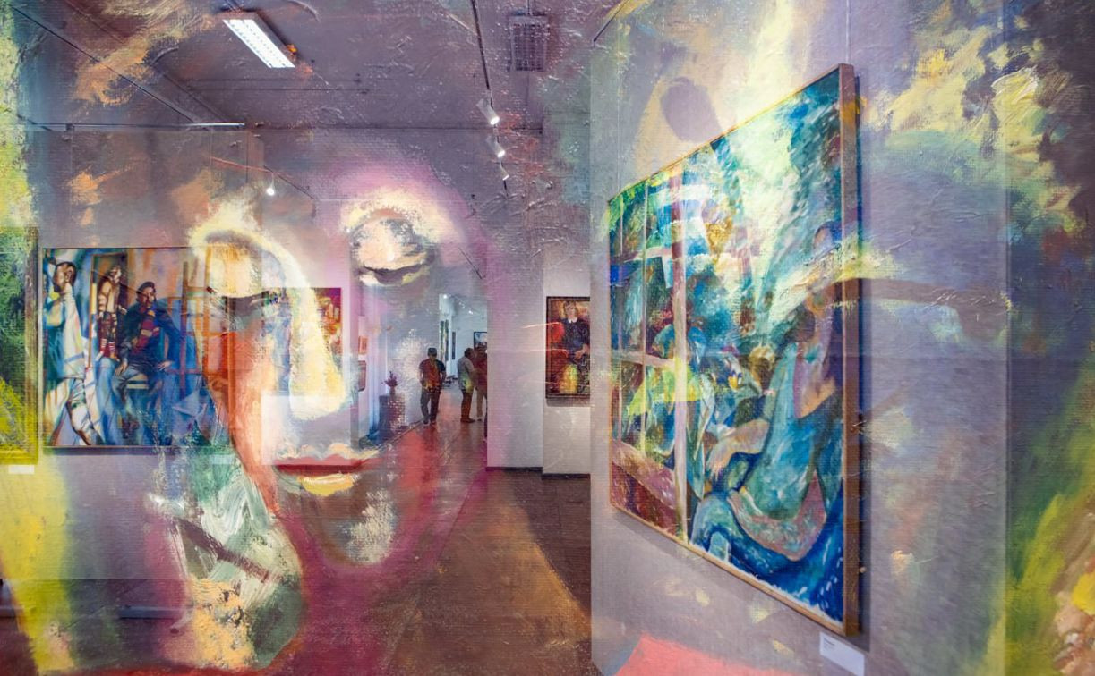 Ощущение многомерности и вихрь красок: в Туле открылась выставка художника Олега Ланга
