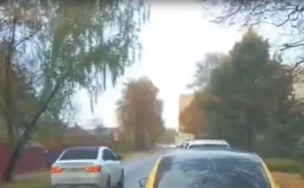 На ул. Судейского водитель придумал, как не стоять в пробке