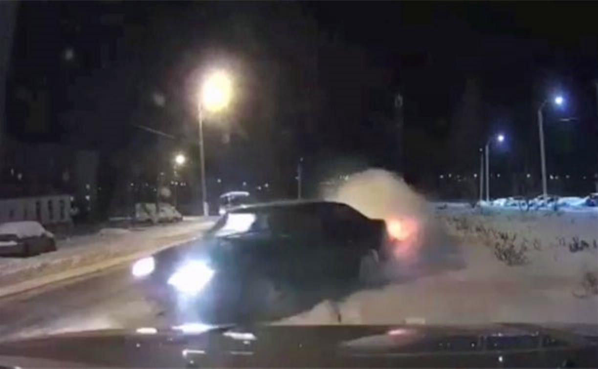В Новомосковске лихач влетел в припаркованный автомобиль и скрылся: видео
