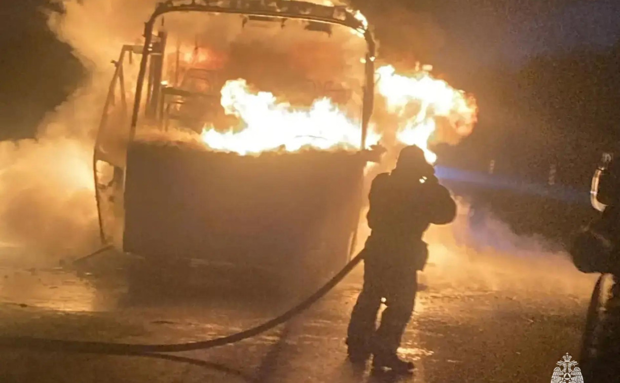 Автобус сгорел на трассе М-2 в Тульской области
