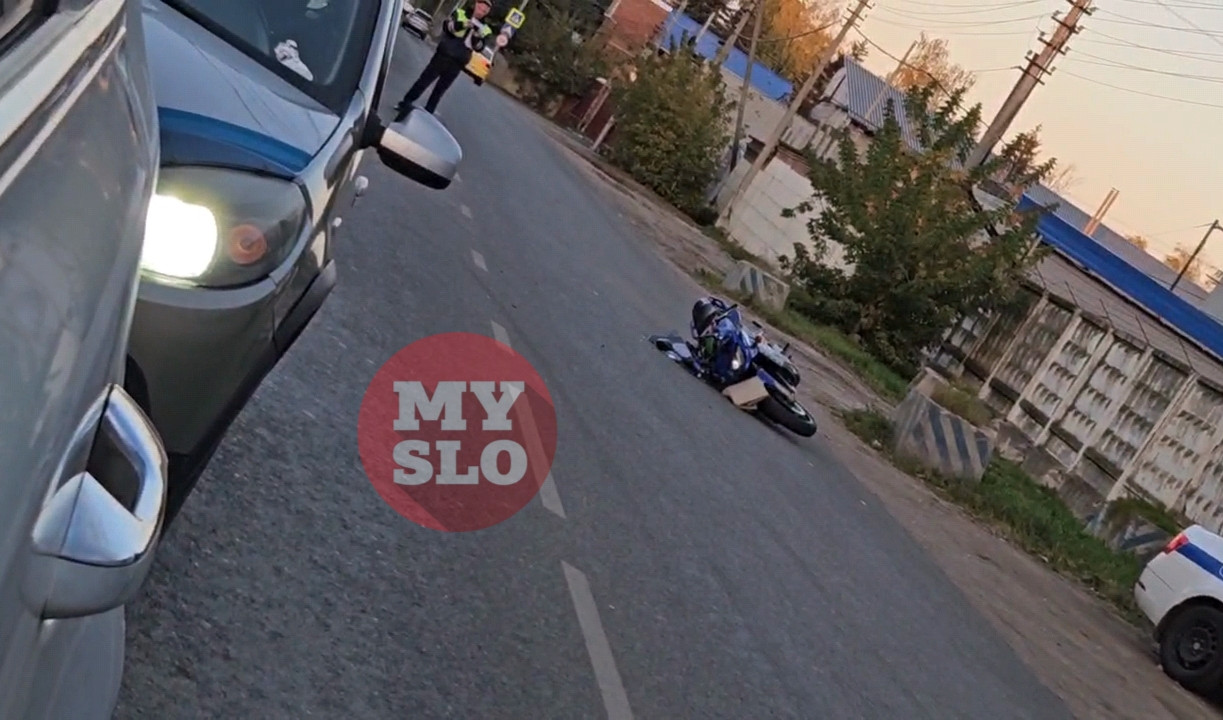 В Басово легковушка сбила мотоцикл