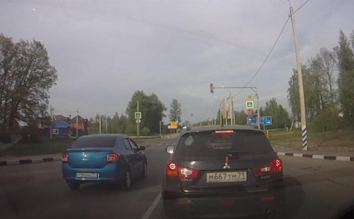 «Накажи автохама»: на Веневском шоссе замечен дерзкий Renault Logan