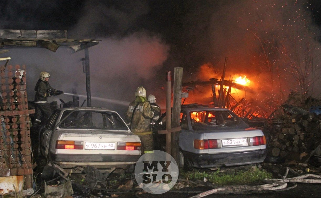 В Туле пожар уничтожил дом и три автомобиля