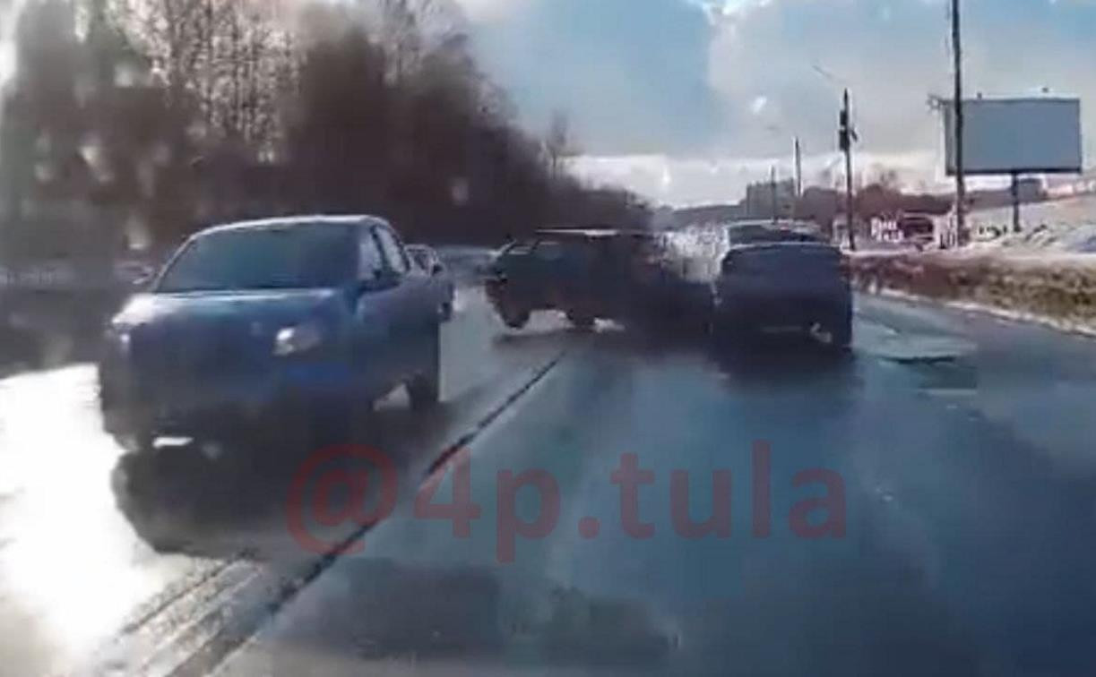 Момент лобового ДТП на ул. Рязанской в Туле попал на видеорегистратор очевидца