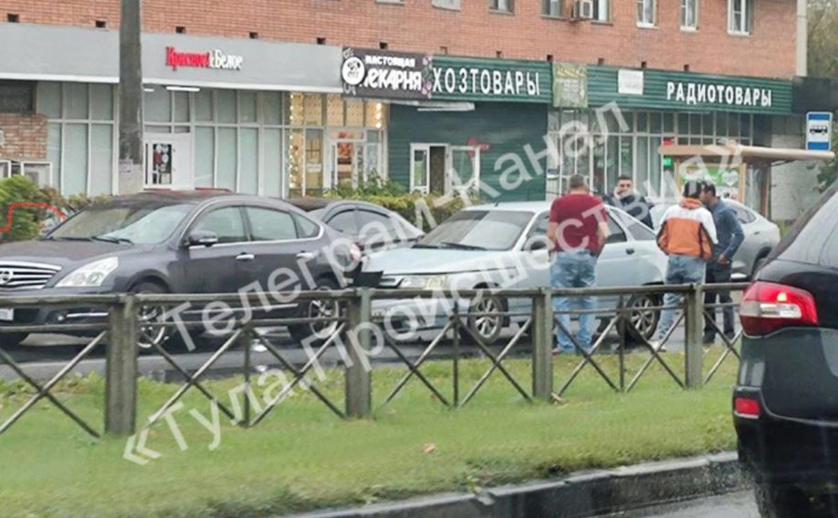 В Туле на улице Ложевой столкнулись сразу три автомобиля