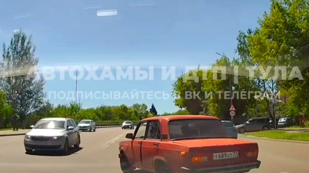 На ул. Рязанской водителя настигла мгновенная карма: видео