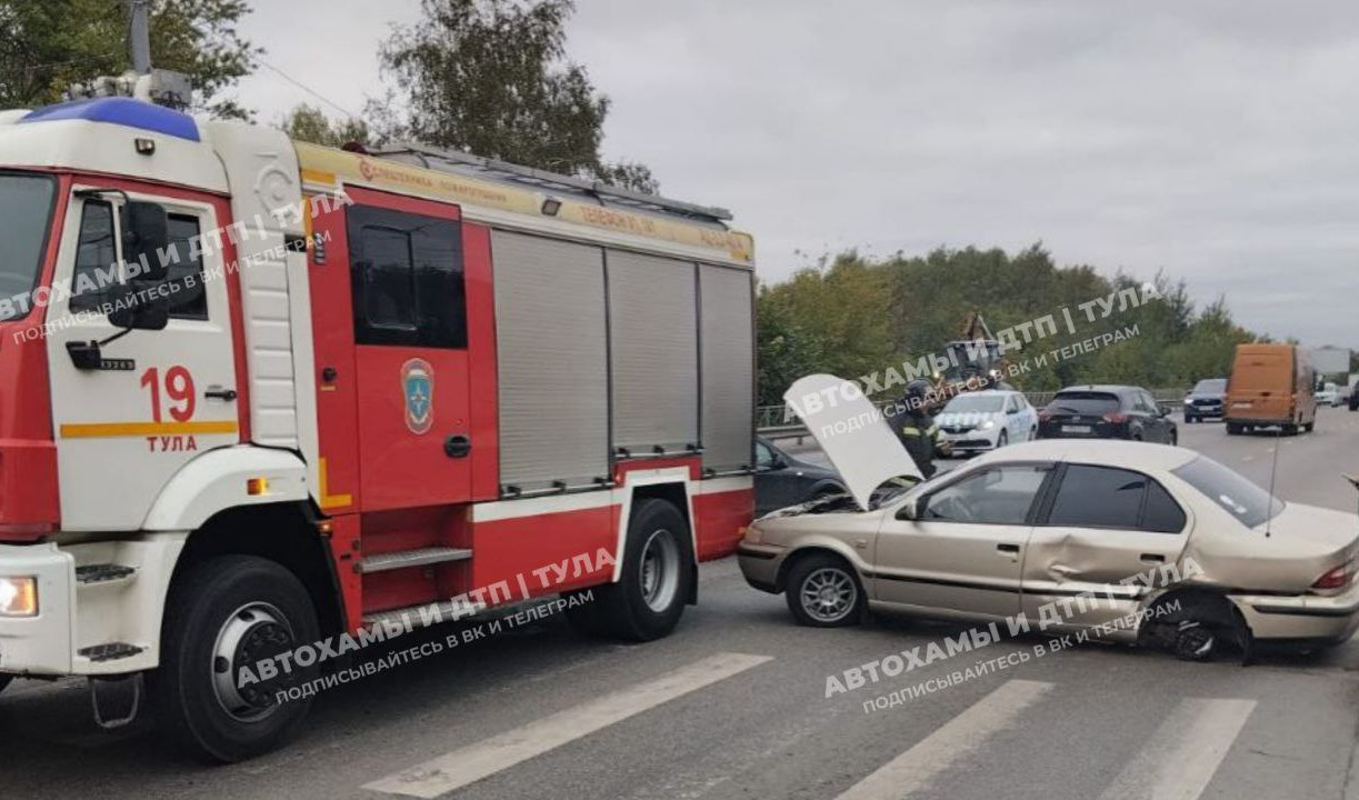 Пожарная машина и легковушка столкнулись на Рязанской улице
