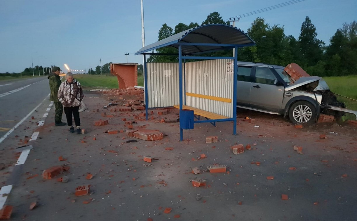 В Тульской области уснувший водитель протаранил придорожный туалет