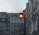 Тульские пожарные спасли из горящей квартиры двух человек 
