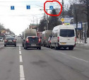 На проспекте Ленина перевернулся дорожный знак