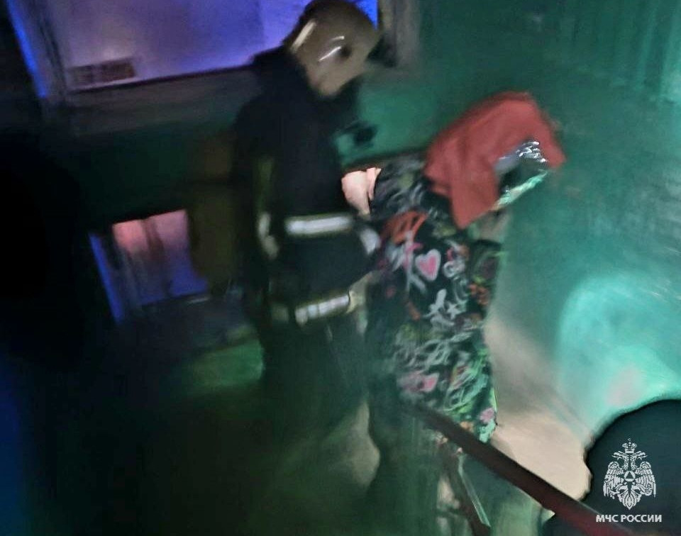 При пожаре на ул. Волкова огнеборцы спасли 12 человек