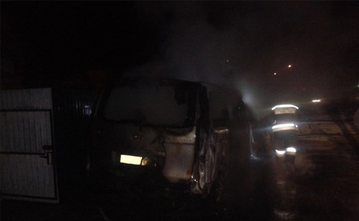 Ночью в Новомосковске сгорел микроавтобус
